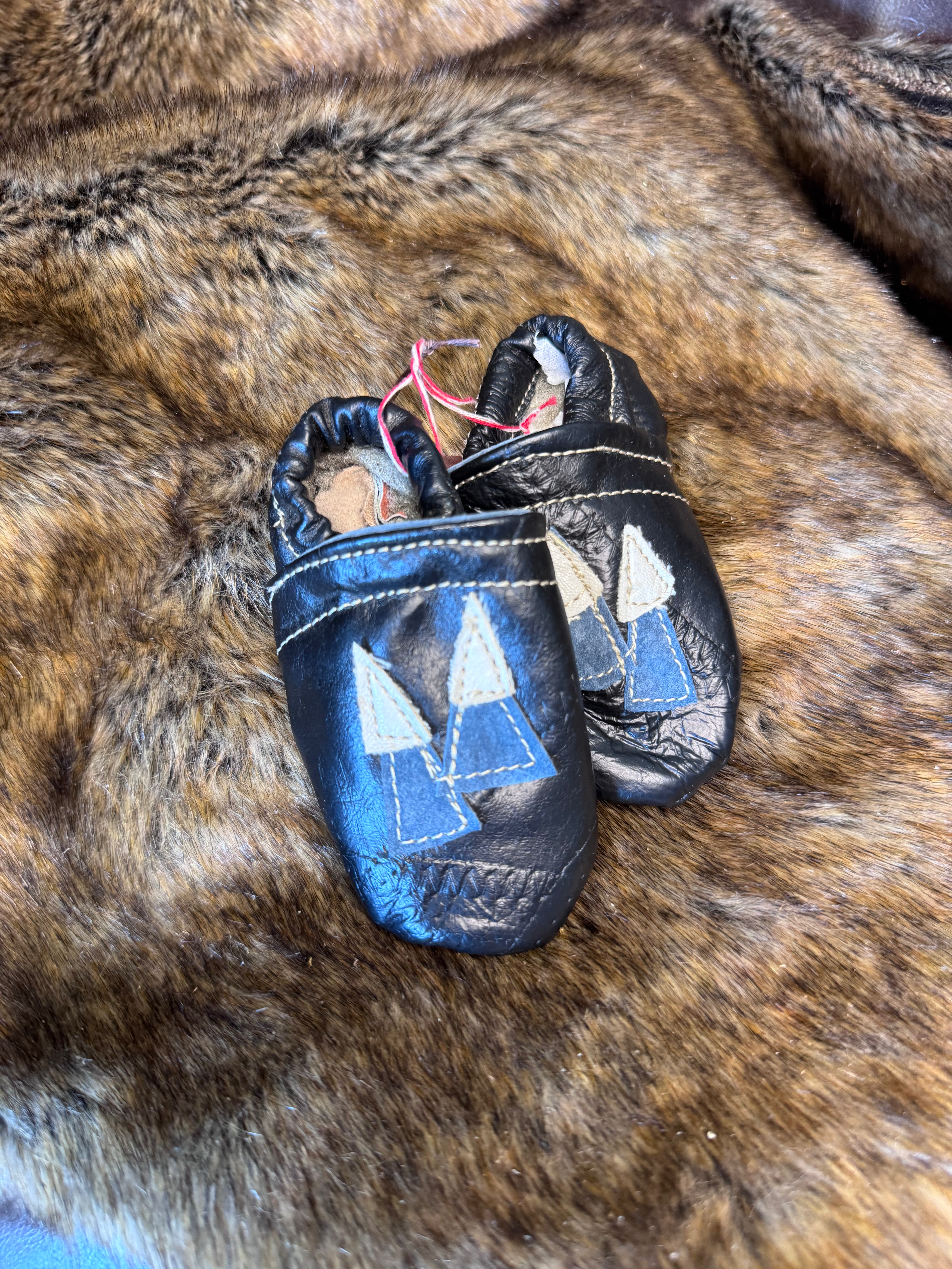 Infant Moccasins-blk w/mountains