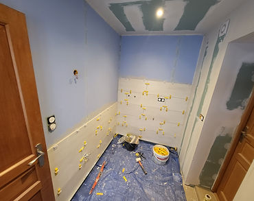 Pendent la rénovations complète d'une salle de bain : Faïence, carrelage, plomberie, électricité