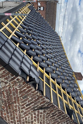 pendant la reprise de la couverture d'une maison en tuile