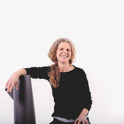 Isabelle Foto mit Yoga Matte Sangat Homepage