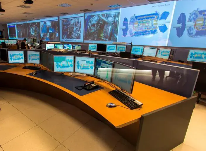 Computer room full of monitors running Octoplant