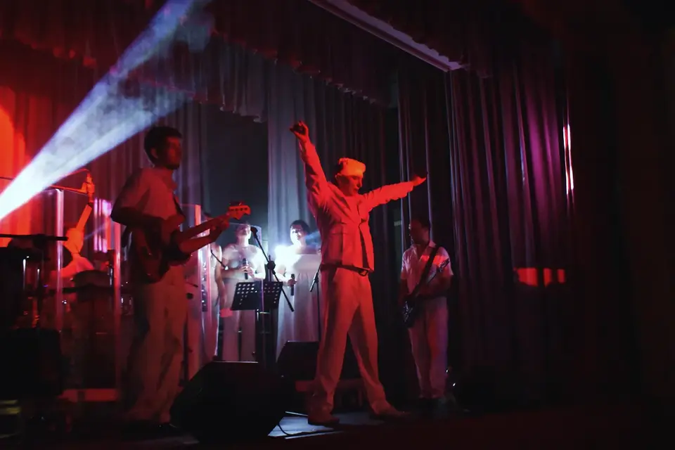 Rainer Kantz und die Band von The King's Night auf der Bühne bei der Elvis-Tribut-Show