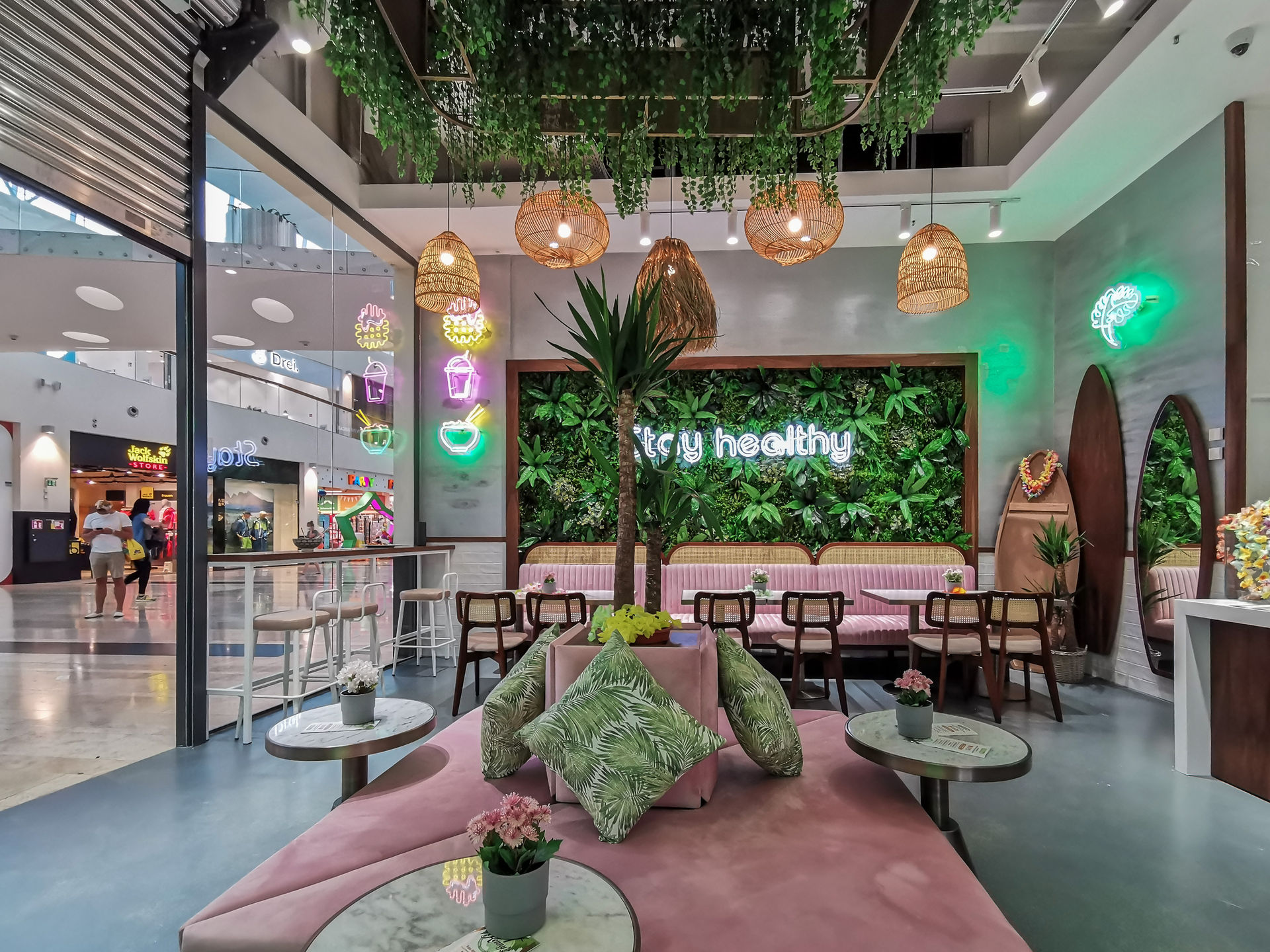 Kenny's Donauzentrum by miazadesign