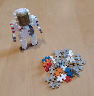 Jeu de construction avec petites piècs en plastique qui s'emboîtent