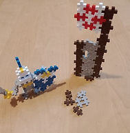 Jeu de construction avec petites piècs en plastique qui s'emboîtent