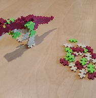 Jeu de construction avec petites piècs en plastique qui s'emboîtent