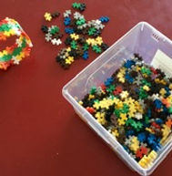 Jeu de construction avec des petites pièces plastique qui s'imbriquent