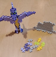 Jeu de construction avec petites piècs en plastique qui s'emboîtent