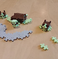Jeu de construction avec petites piècs en plastique qui s'emboîtent