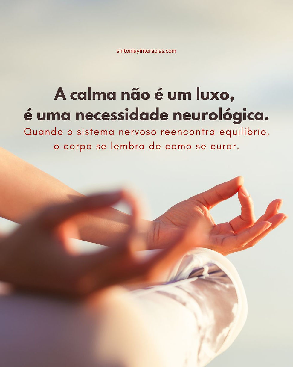 A calma vai além de um estado emocional agradável, ela representa uma condição biológica fundamental para a saúde. Quando o sistema nervoso sai do modo de alerta constante e reencontra equilíbrio, o corpo deixa de direcionar energia para a sobrevivência e passa a investir em reparação, regeneração e integração.