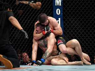 Khabib Nurmagomedov qui étrangle Conor McGregor