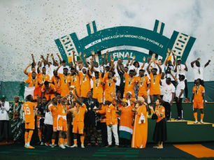 La séléction Ivoirienne soulevant le trophée de la CAN
