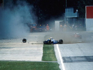 La monoplace d'Ayrton Senna après avoir foncé droit le mur...