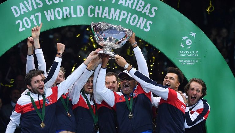 Yannick Noah et ses hommes soulevant la Coupe Davis en 2017