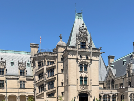 Photo of the Biltmore Estate as seen from the front