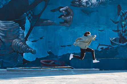 Fille Courir par Graffiti mur