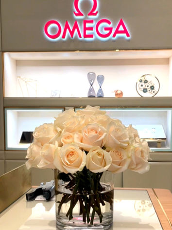 Jarrón con rosas blancas para Boutique Omega, Ciudad de Panamá.