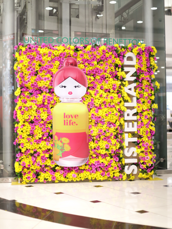 Pared rellena de flores para Yellow Peony - Sisterland | Benetton Fragrances en la Ciudad de Panamá.