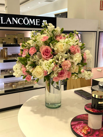 Centro de mesa grande con flores como rosas, claveles y más en jarrón de vidrio perfecto para bodas, quinceaños, baby shower en la ciudad de Panamá.
