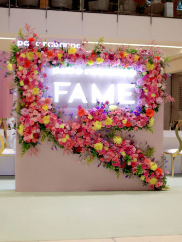 Pared con flores mixtas.
