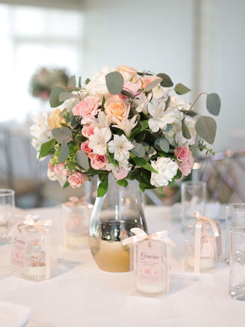 Centro de mesa mediano con flores mixtas como rosas, claveles y más en jarrón de vidrio perfecto para bodas, quinceaños, baby shower en la ciudad de Panamá.