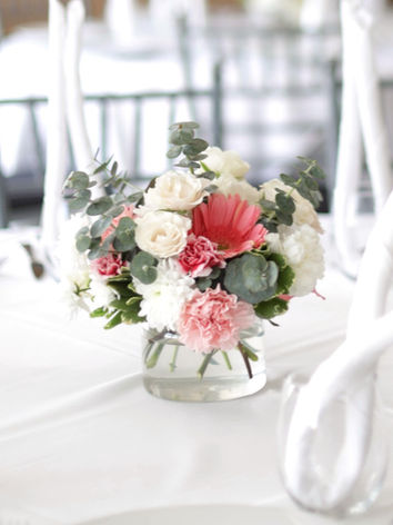 Centro de mesa pequeño con flores como rosas, claveles y más en jarrón de vidrio perfecto para bodas, quinceaños, baby shower y otros, en la Ciudad de Panamá.