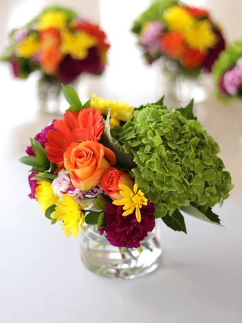 Centro de mesa pequeño con flores como rosas, claveles y más en jarrón de vidrio perfecto para bodas, quinceaños, baby shower y otros, en la Ciudad de Panamá.