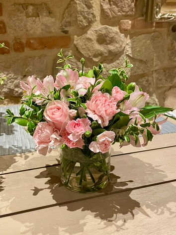 Centro de mesa pequeño con flores como rosas, claveles y alstroemerias más en jarrón de vidrio perfecto para bodas, quinceaños, baby shower y otros, en la Ciudad de Panamá.