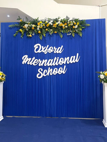 Arreglos florales para backdrop de graduación de Oxford International School en la Ciudad de Panamá.
