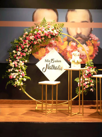 Arreglo de flores para quinceaños en la Ciudad de Panamá.