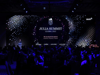 Các chuyên gia, bác sĩ từ nhiều quốc gia chăm chú lắng nghe