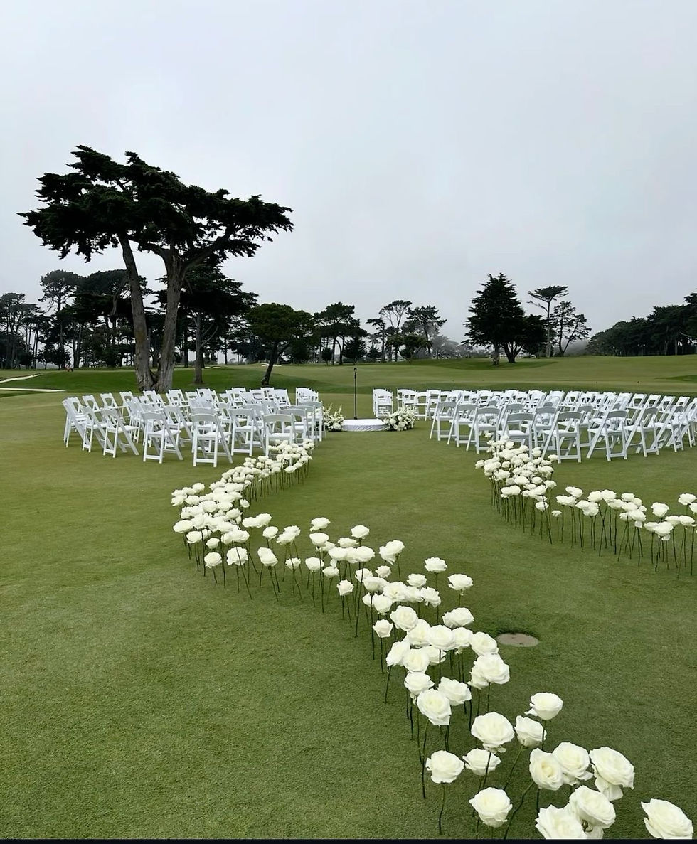 Весільна церемонія з квітковою аркою та індивідуальним декором у Києві