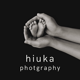 hiuka photographyのロゴと赤ちゃんの足裏