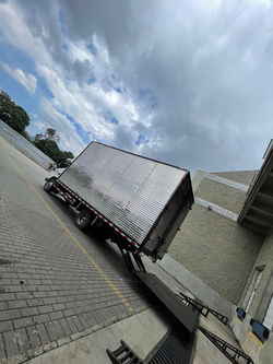 camion en muelle con plataforma coordienvios