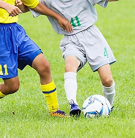 サッカーをする