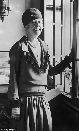 Black and white photo of Elsie de Wolfe