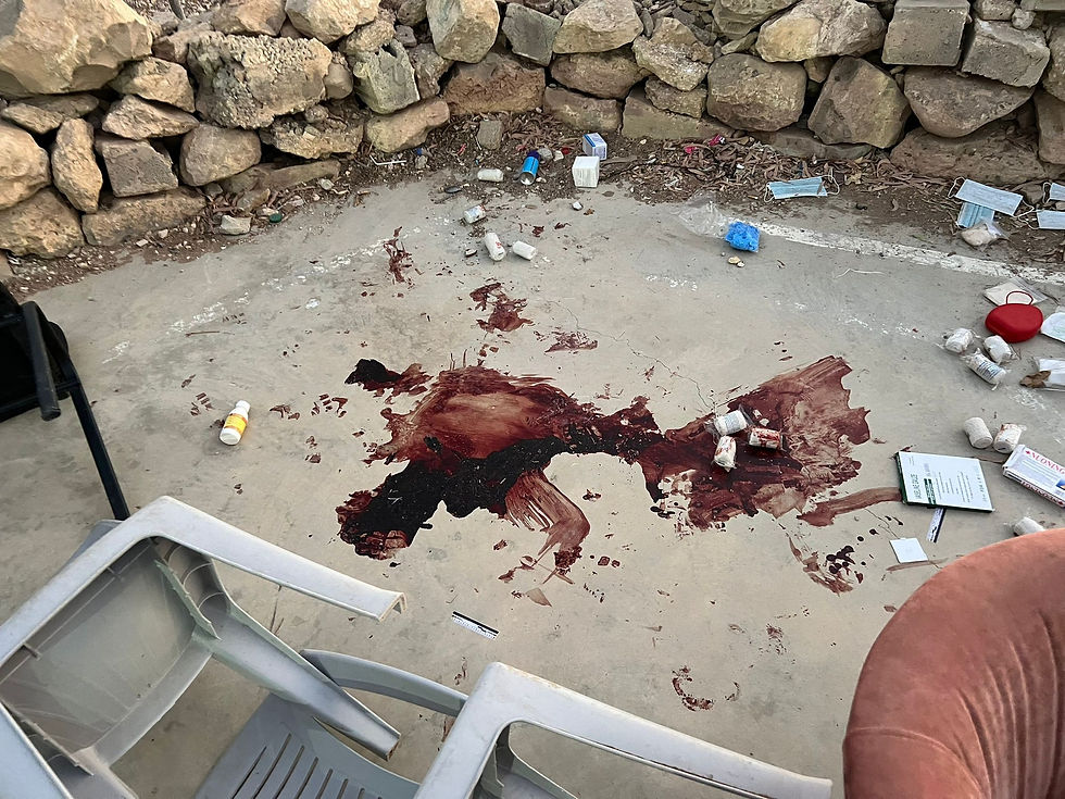 כתמי הדם במקום בו עודה נורה וטופל עד שפונה על ידי האמבולנס