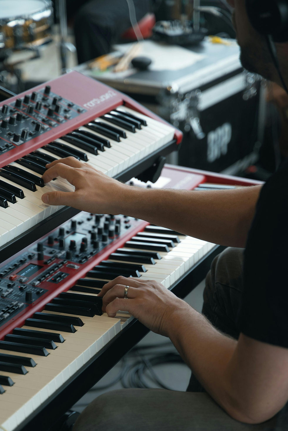 free-photo-of-hands-playing-keyboard.jpeg