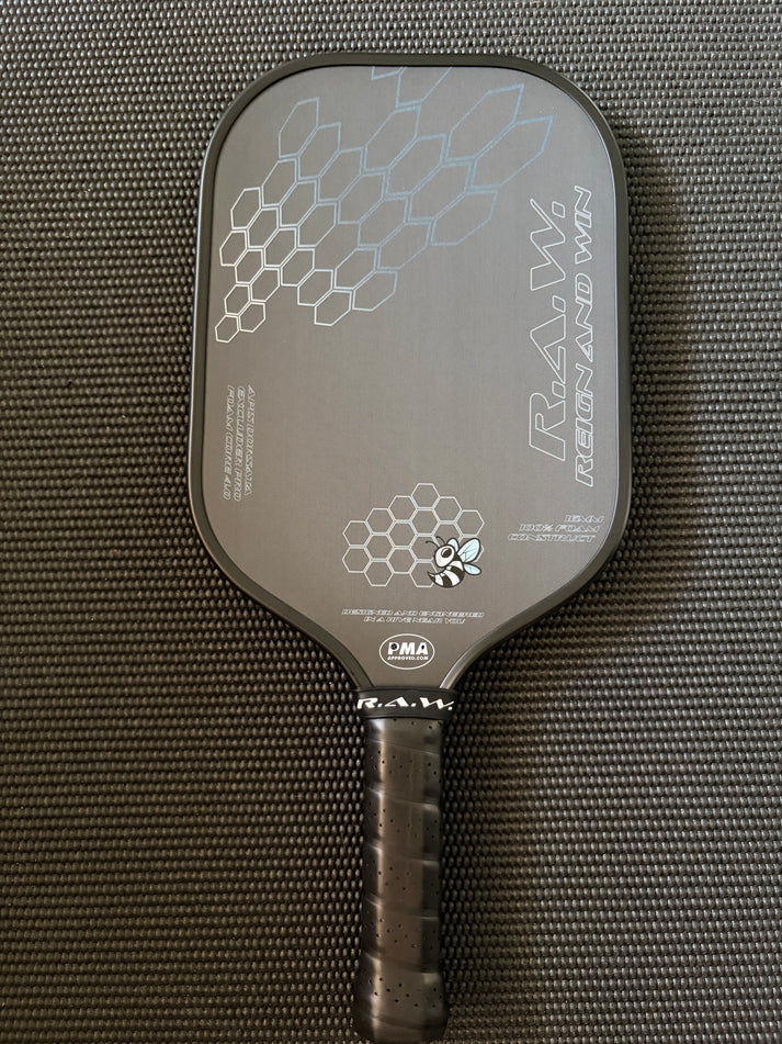 थंबनेल: R.A.W. Apis Dorsata Excluder Pro Foam Core 4.0 Pickleball Paddle