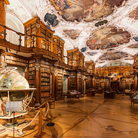 Barocke Stiftsbibliothek mit Deckenmalerei und Globus