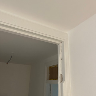 kozijn aan de muur rechts
