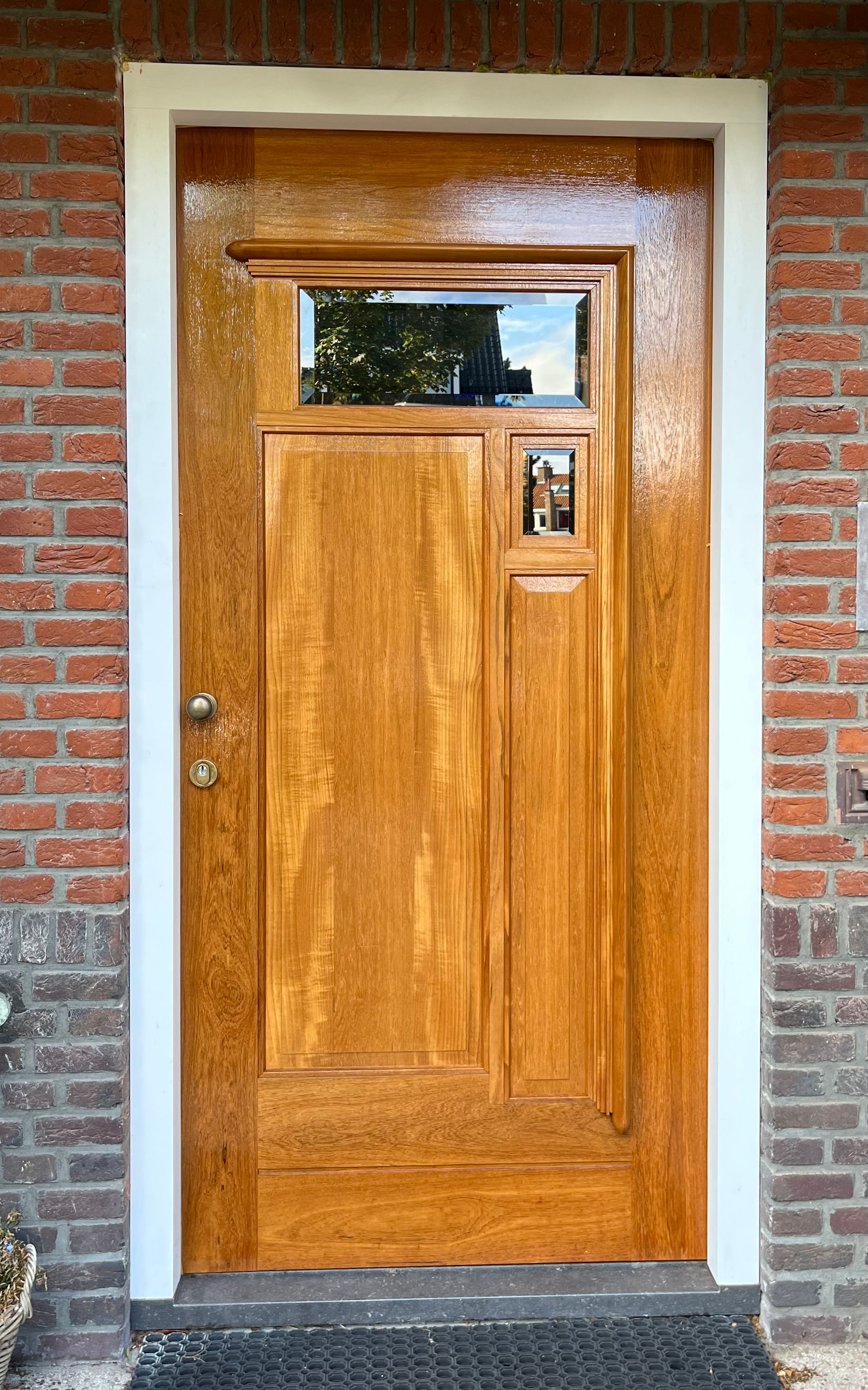teakhouten voordeur in hoogglanslak