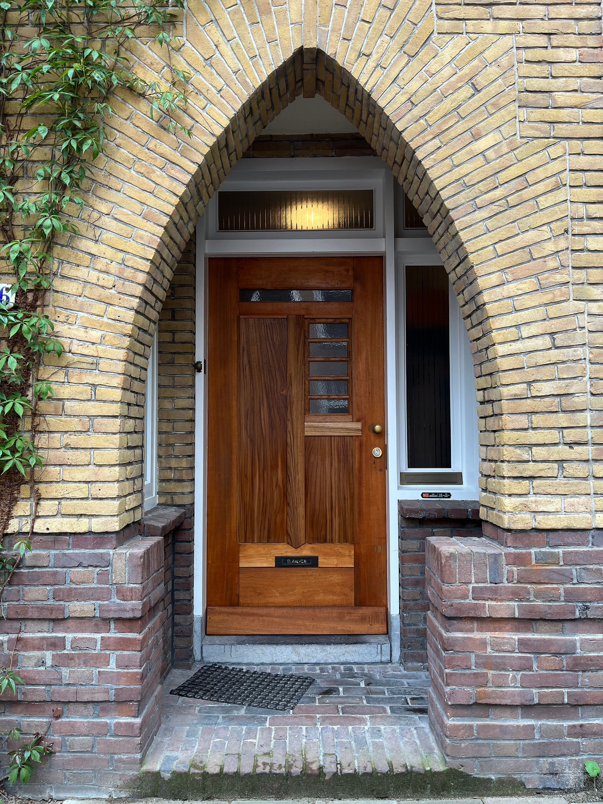 Bij de herplaatsing wordt er gelet op juiste scharnieren en in dit geval een meerpuntsluiting.