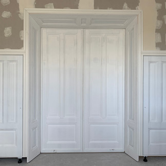 de montage van deze kamer ensuite op locatie