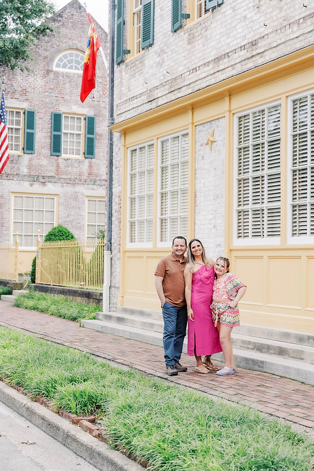 	4.	Family standing in front of yellow colonial-style building