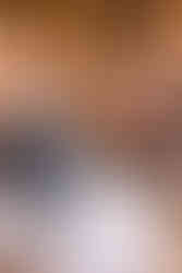 9️⃣ White wedding cake with blush floral accents on gold stand — fine-art Richmond wedding photographer detail.