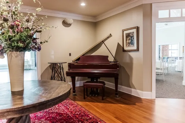	3.	Cozy corner with a piano and seating area, creating a warm and inviting space for wedding guests.