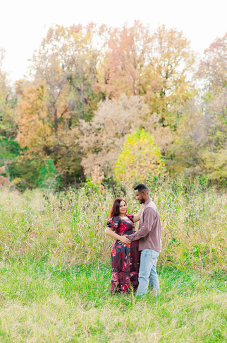 7. Candid maternity family photos in grassy field Richmond VA