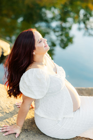	6.	Expecting mother maternity portrait by water Richmond photographer