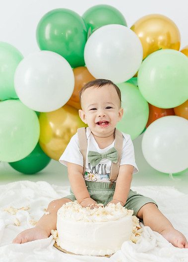 baby boy smashing the cake at a session in the studio in richmond va